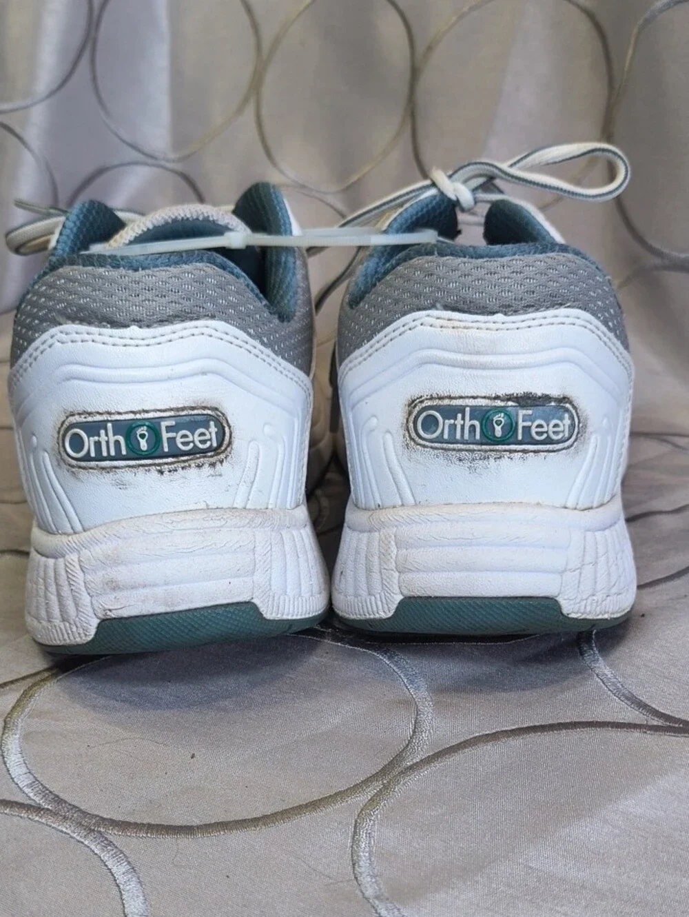 Women’s White and Teal Lace-Up Athletic Sneakers Women's Size 7 AB